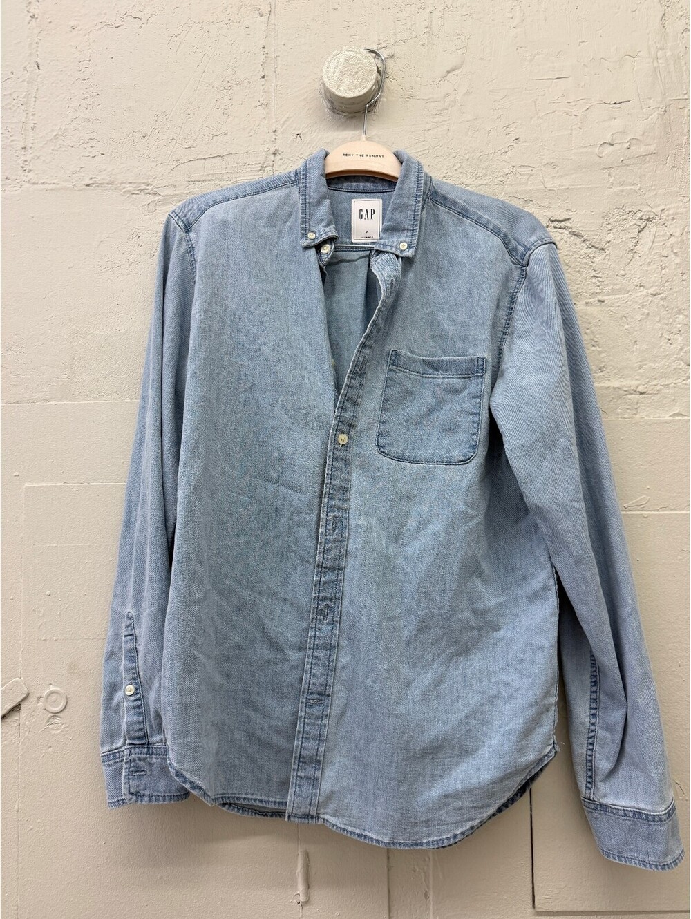 GAP Men's Light Blue Chambray Denim button down Shirt